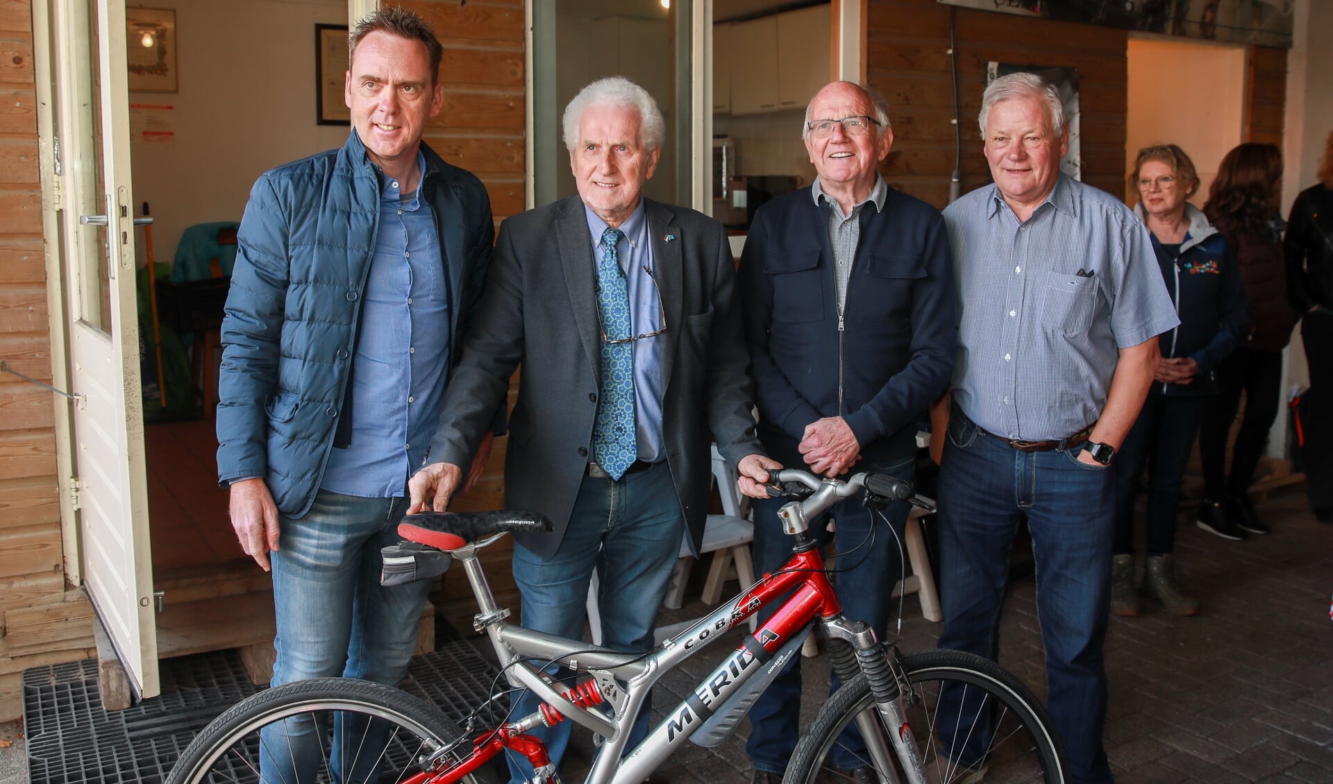 Startschot Waterpoort; Rini Wagtmans (2e van links) met wielervrienden (v.l.n.r.) Koos Moerenhout, Ad van Overveld en Marnix Venix nemen een fiets in ontvangst voor de actie Fietsen voor Oekraïne.