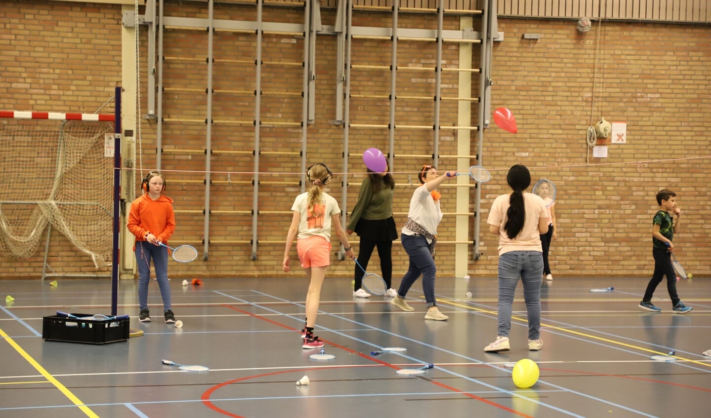 Kinderen van basisschool De Rode Schouw leven zich bij de Koningsspelen uit in sporthal de Kannebuis. 