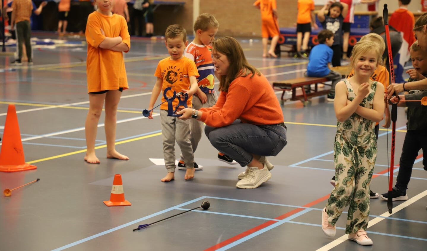 Kinderen van basisschool De Rode Schouw leven zich bij de Koningsspelen uit in sporthal de Kannebuis. 