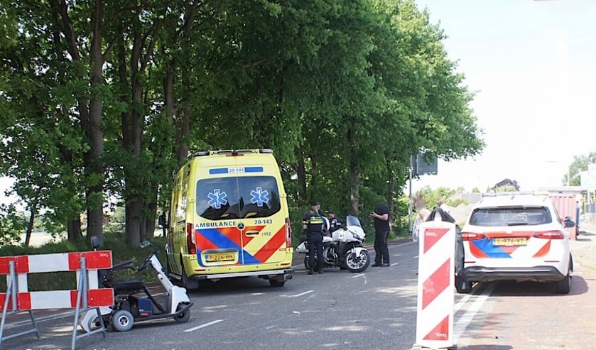 Een scootmobiel en motor raakten elkaar op de Halsterseweg.
