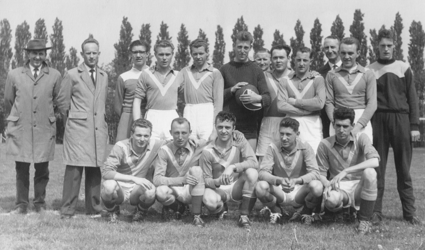 Grenswachters 1 kampioen 1960-1961: Staand v.l.n.r.: Stan Furr (trainer), J. Verswijveren, F. Cloots, Fr. Janssens, R. Verkuijl, L. Hendrickx, G. van de Velde, Fr. Driesen, P. van den Bergh, H. van de Wouwer, A. van Paassen. Zittend v.l.n.r.: B. Lambrechts, Fr. van Beeck, R. Verrest, L. van Tilborgh, C. van Beeck.