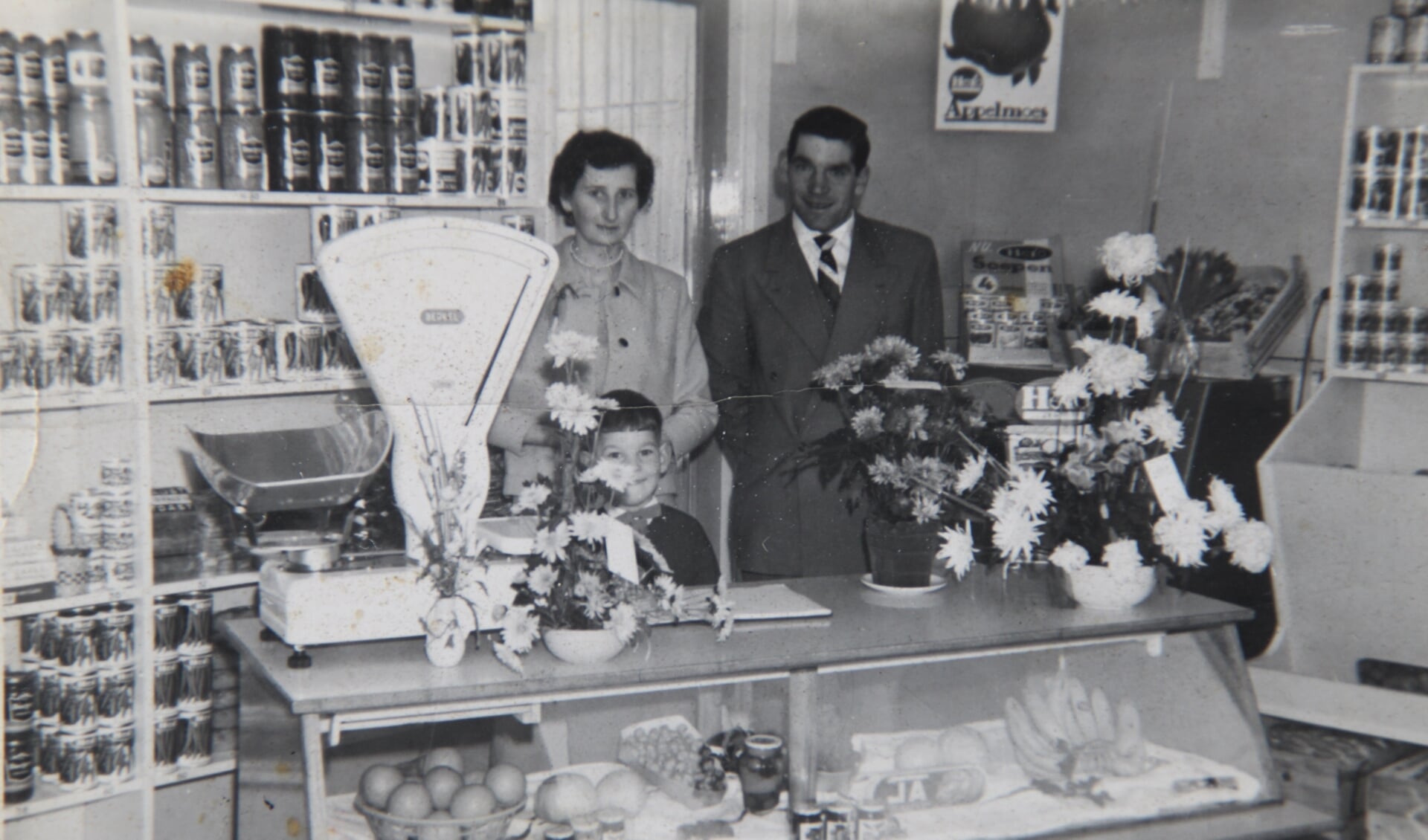 Het echtpaar Franken-Wittenbols in hun groentewinkeltje destijds aan de Dorpsstraat.