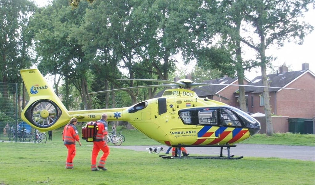 De Rotterdamse traumahelikopter landde op het speelveld van het Groene Hart voor een noodsituatie in een woning aan de Biezenbaan. 