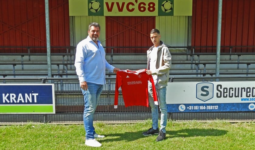 Thom Luijks (rechts) en voorzitter Wimko van Okkenburg met het VVC-shirt waarin Luijks komt spelen.  
