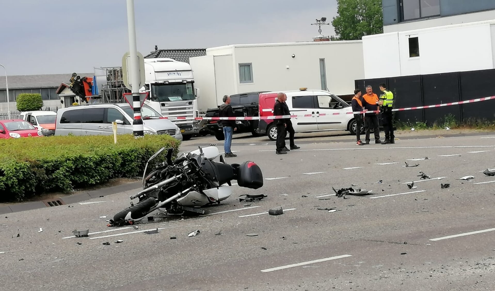 Op de Markiezaatsweg kwam een motorrijder in botsing met een automobilist en raakte daarbij ernstig gewond.