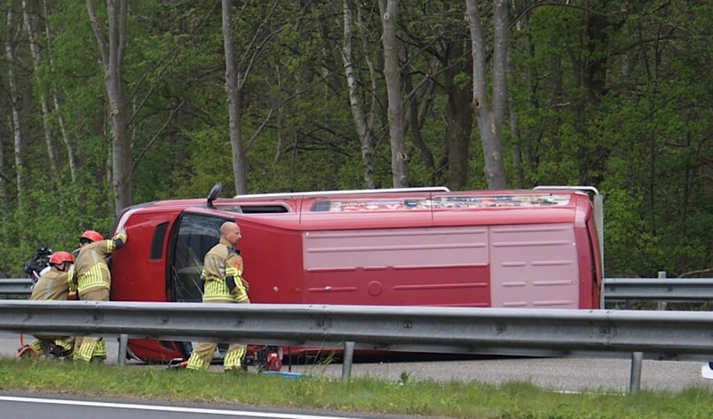 Bij een ongeval op de A4 ter hoogte van Hoogerheide kantelde een bestelbus en raakte een persoon gewond.