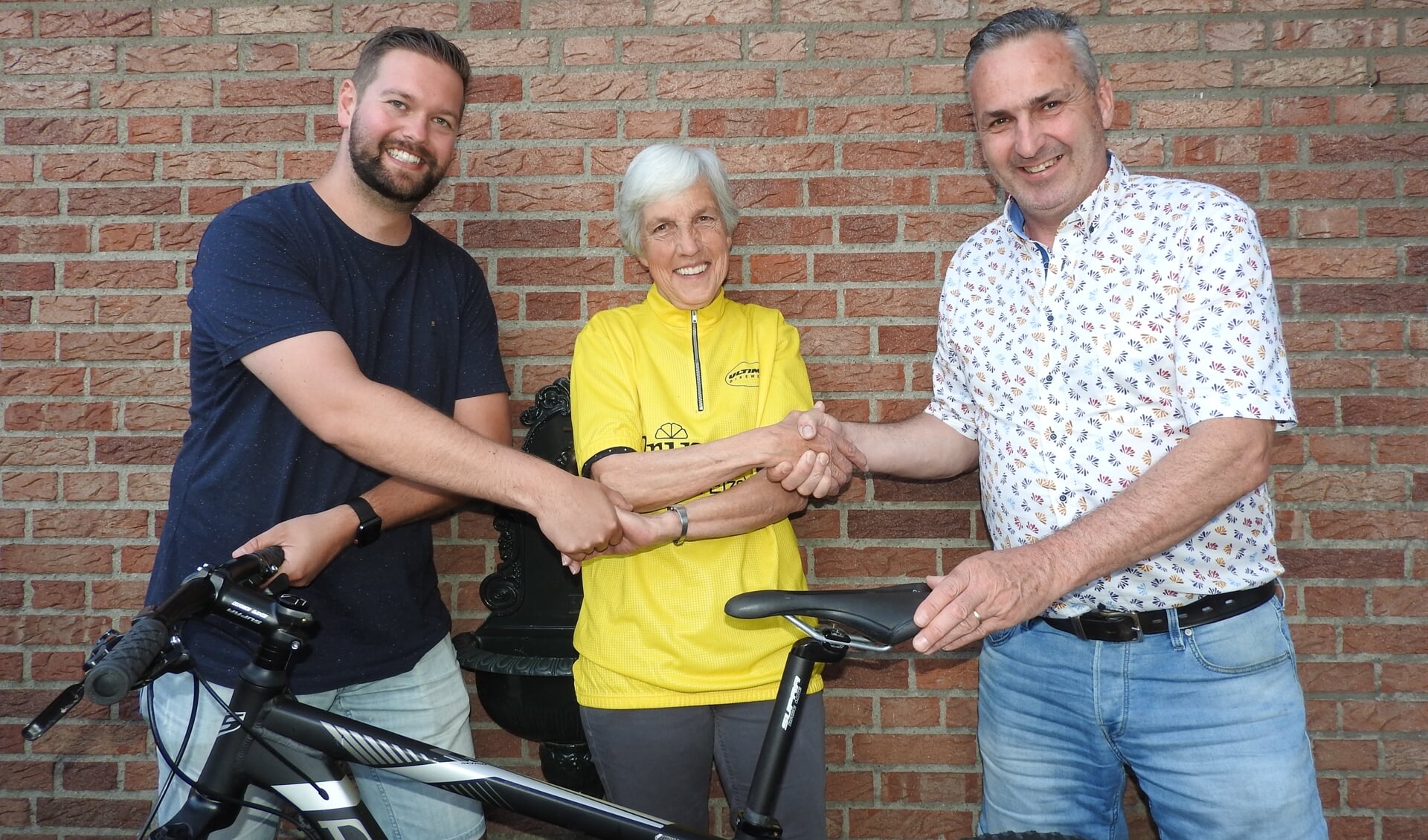 Felicitaties voor Tourspel-winnares 2021 Flora Mous van Niels van Elzakker (rechts) en Ivar Brouwer van de organisatie Primera Tourspel.