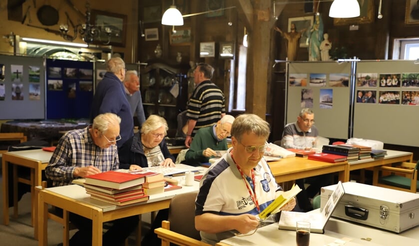 Postzegelruilbeurs in de Hof van Ram bij heemkundekring Halchterth.