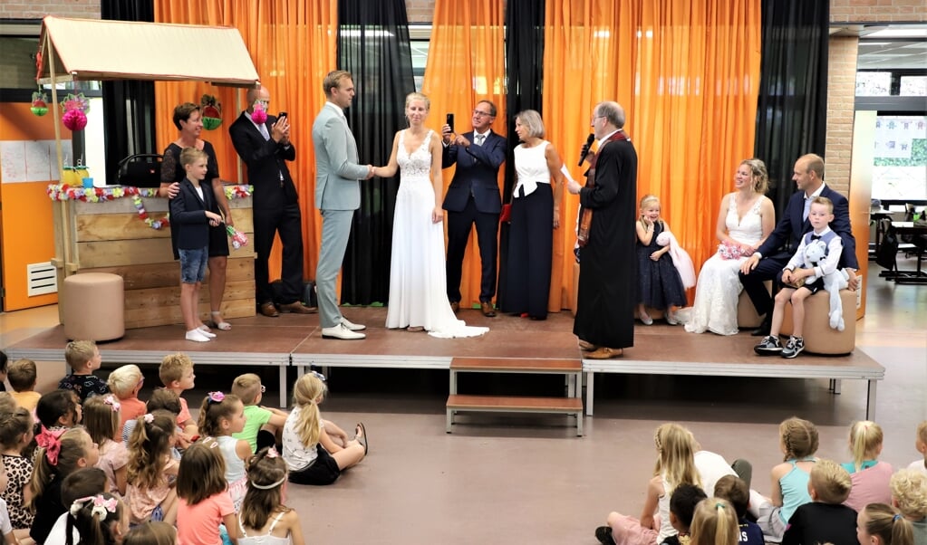 Huwelijksceremonie op basisschool De Springplank waarbij juf Angela met haar Paul en juf Quirine met Wouter trouwde. 