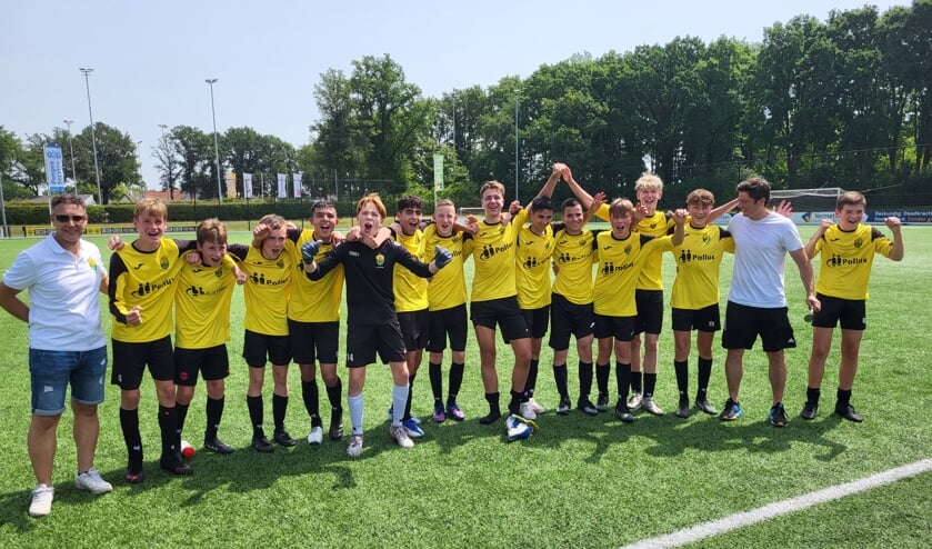 Promotie voor JO15-1 van RKSV Halsteren.