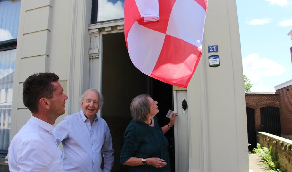 Wethouder Jeffrey van Agtmaal met Kees Daleboudt en Anne-Marie Visser voor het pand.