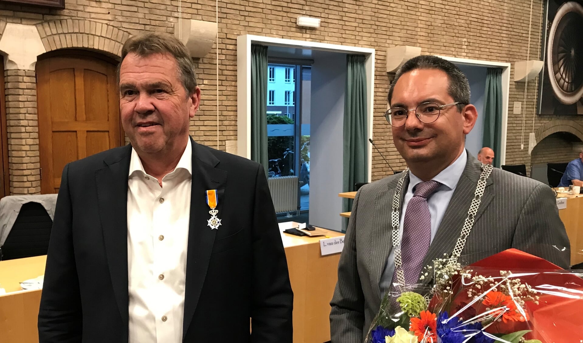 Rainier Schuurbiers koninklijk onderscheiden door burgemeester Adriaansen.