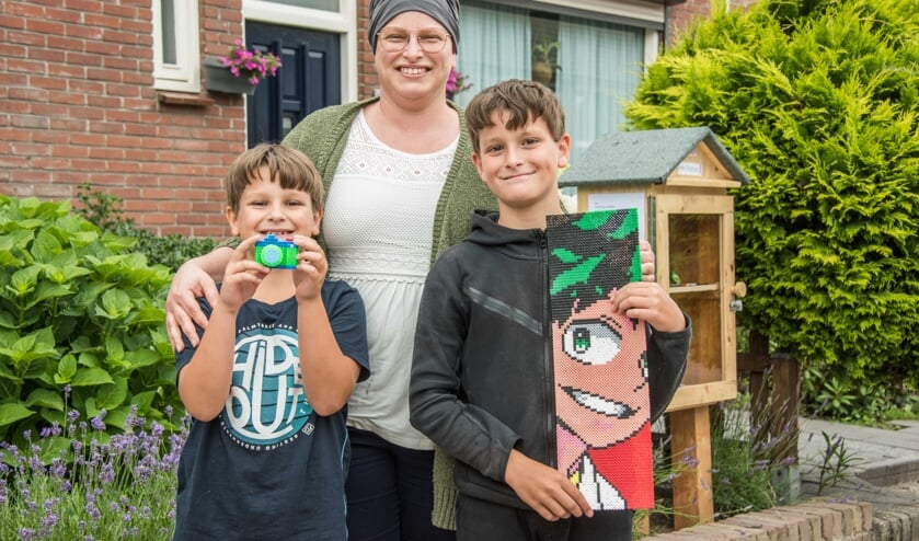 Thijmen en Koen naast hun moeder Daniëlle.