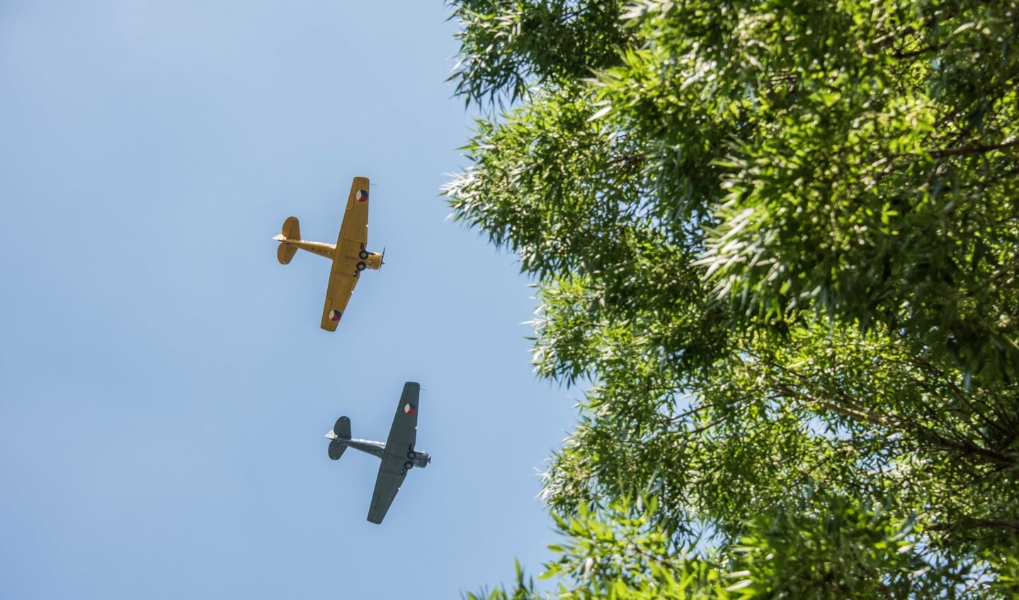 Twee Pilatus-lesvliegtuigen voeren een fly-by uit.