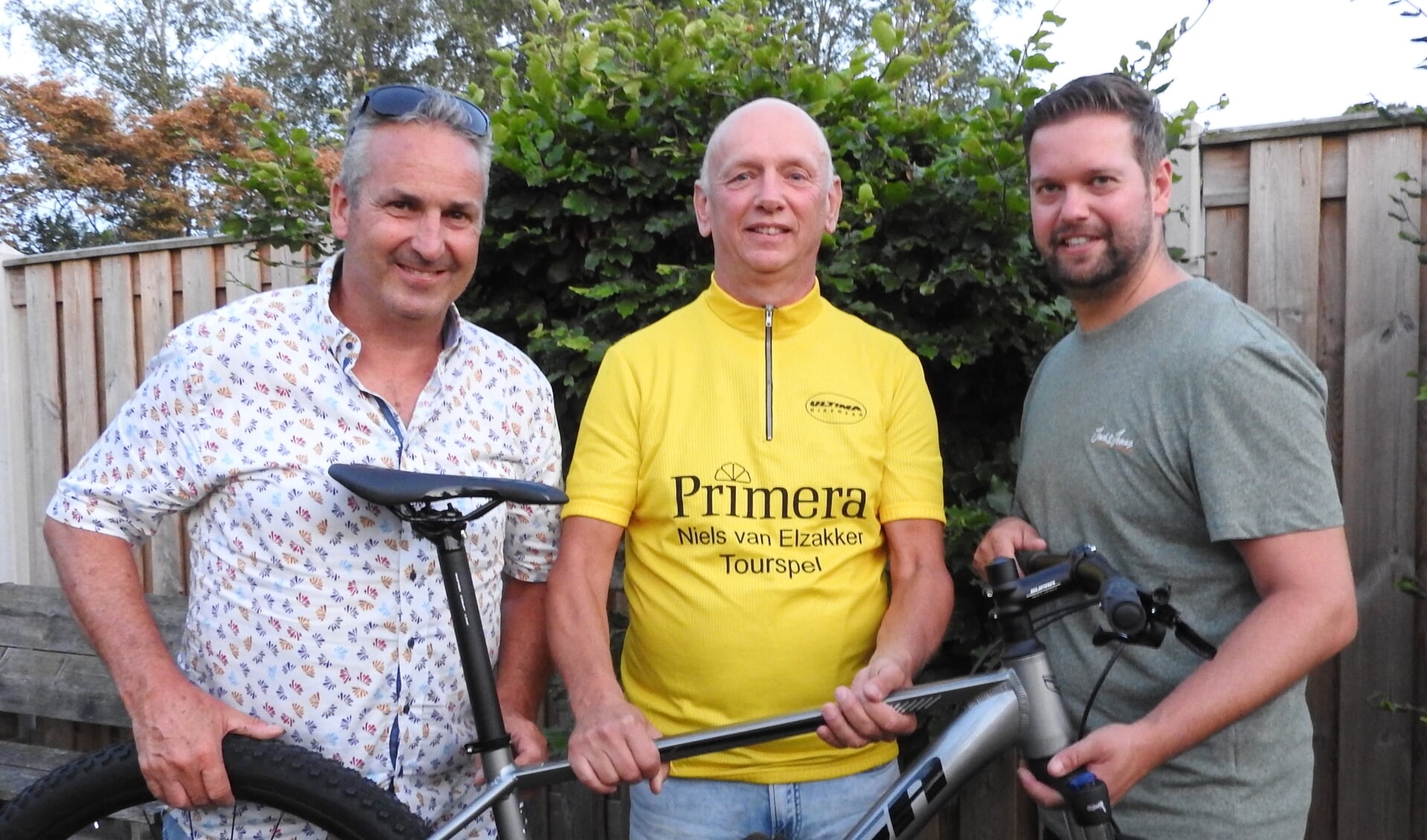 Felicitaties en Sirocco Mountainbike voor Wim van Duijn uit handen van tourspel-directie Niels van Elzakker en Ivar Brouwer.