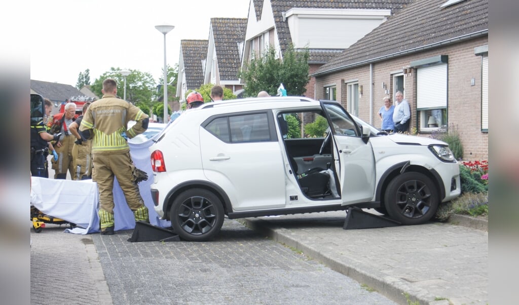 Bij een eenzijdig ongeval belandde een bestuurde die onwel werd met zijn auto tegen tuinmuurtje aan de Ploeg in Ossendrecht. 