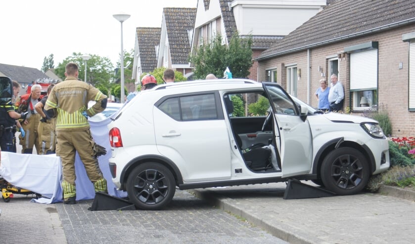 Bij een eenzijdig ongeval belandde een bestuurde die onwel werd met zijn auto tegen tuinmuurtje aan de Ploeg in Ossendrecht.