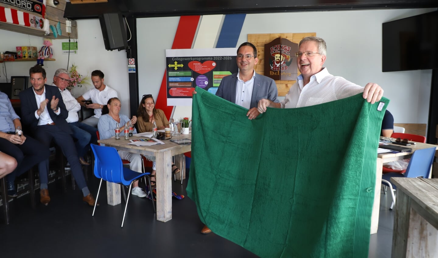 Nestor van de Woensdrechtse raad Adri Gelten krijgt als eerste raadslid een badlaken aangeboden voor de zomervakantie.