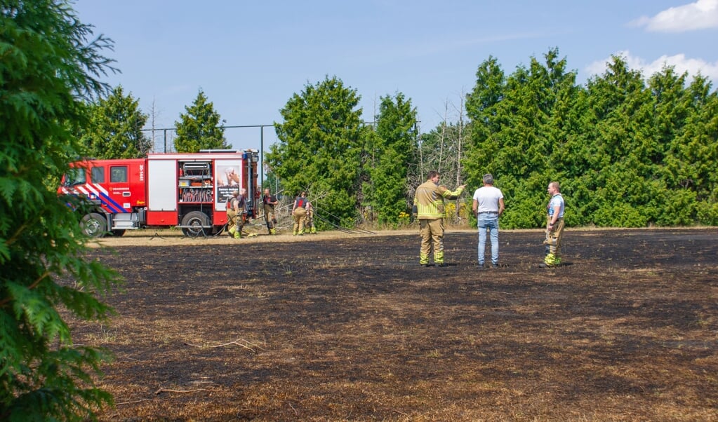 Een flink stuk grasveld bleef verbrand achter.