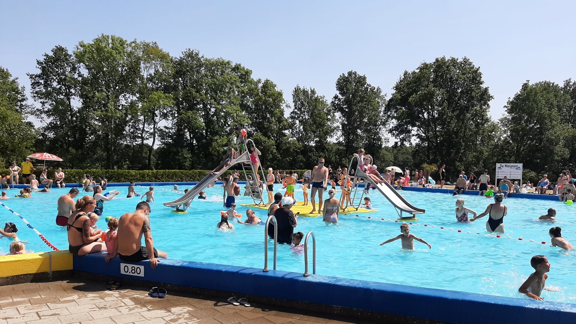Dit zomerse beeld bij Zwembad de Melanen laat nog even op zich wachten. 