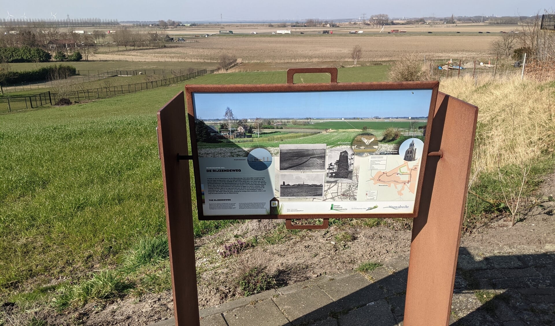 Bovenop de Rijzendeweg staat een bord met juiste informatie over de Brabantse Wal.
