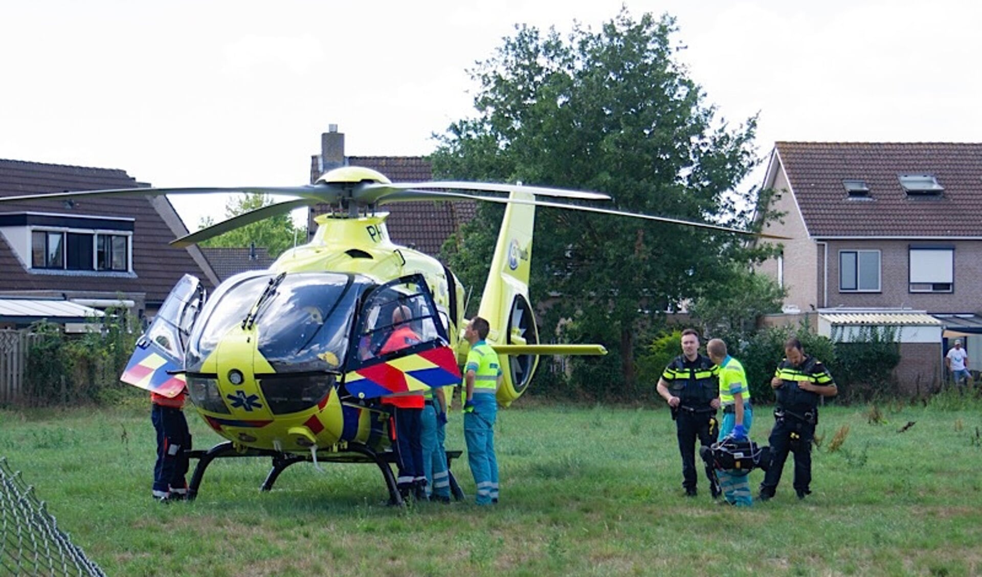 Traumahelikopter bij medische noodsituatie in Huijbergen. 