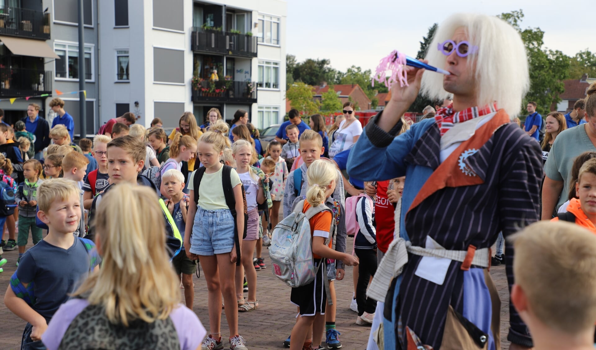 Start van de 50-ste grote spellenweek van KinderVakantieSpel Onder de Panne. 