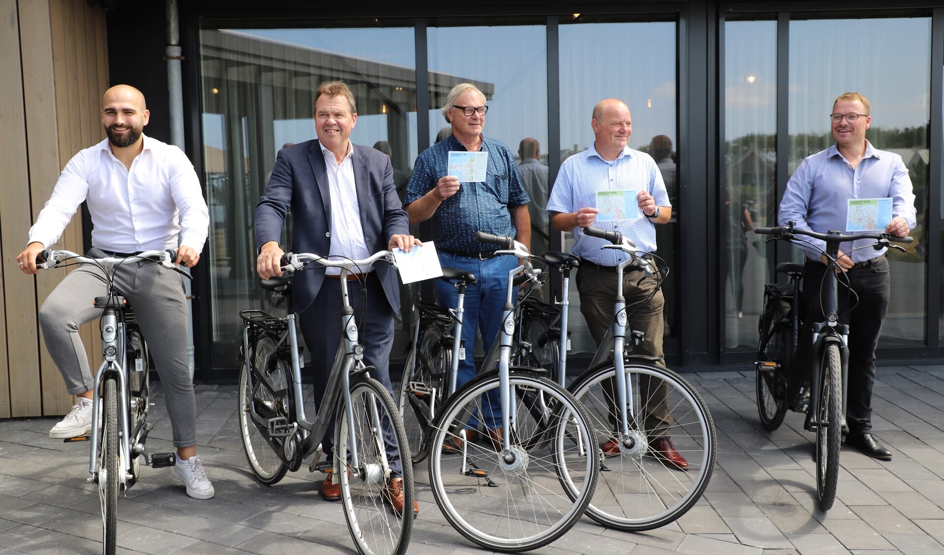 Aftrap van de ZeBra fietsroutes bij de Oesterdam op Tholen. 