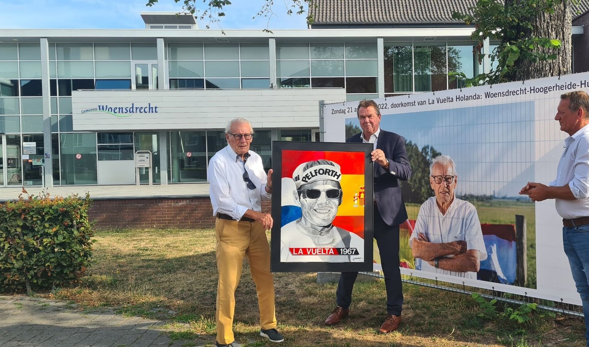 Wielerheld Jan Janssen en wethouder Rainier Schuurbiers met het kunstwerk van Weekhout.