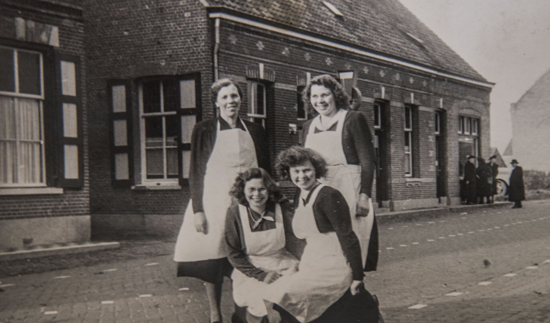 Virgina Suijkerbuijk - van Agtmaal (rechtsboven), naast haar moeder. Zittend haar zussen Jaan en To.