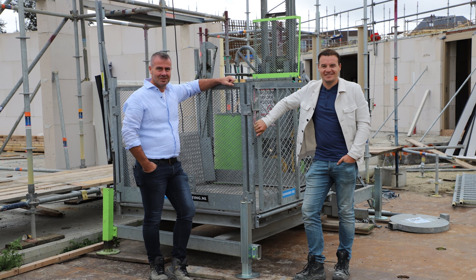 Peter Ventevogel van Bouwgroep Schrijver en Joab Ventevogel van woningcorporatie Stadlander op nieuwbouwlocatie De Leeuwerik.