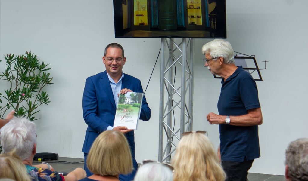 Uitreiking boek 't Hof van Cuypers door Ad van Loenhout (rechts) aan de burgemeester.