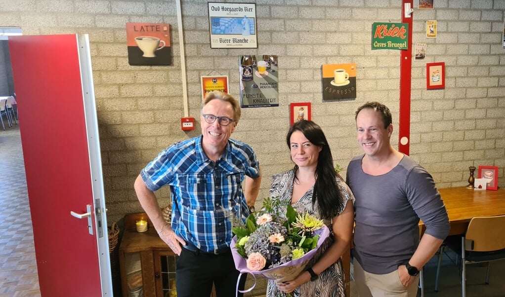 Heropening MFC de Drieschaar. Wethouder Lars van der Beek overhandigd de bloemen aan Kathleen en Nick