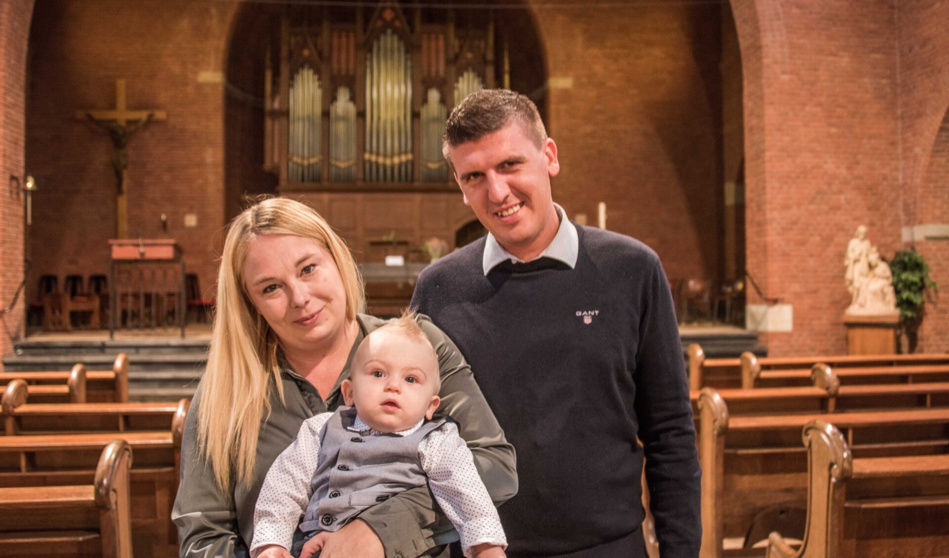 Mandy Verhaegen en Michaël Pelkmans met hun zoon Jack, de laatste baby die gedoopt wordt in de kerk van Putte.