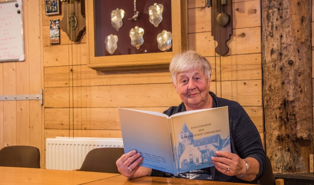 Bestuurslid Lia Rozendaal met het jubileumboek van de 40-jarige heemkundekring.