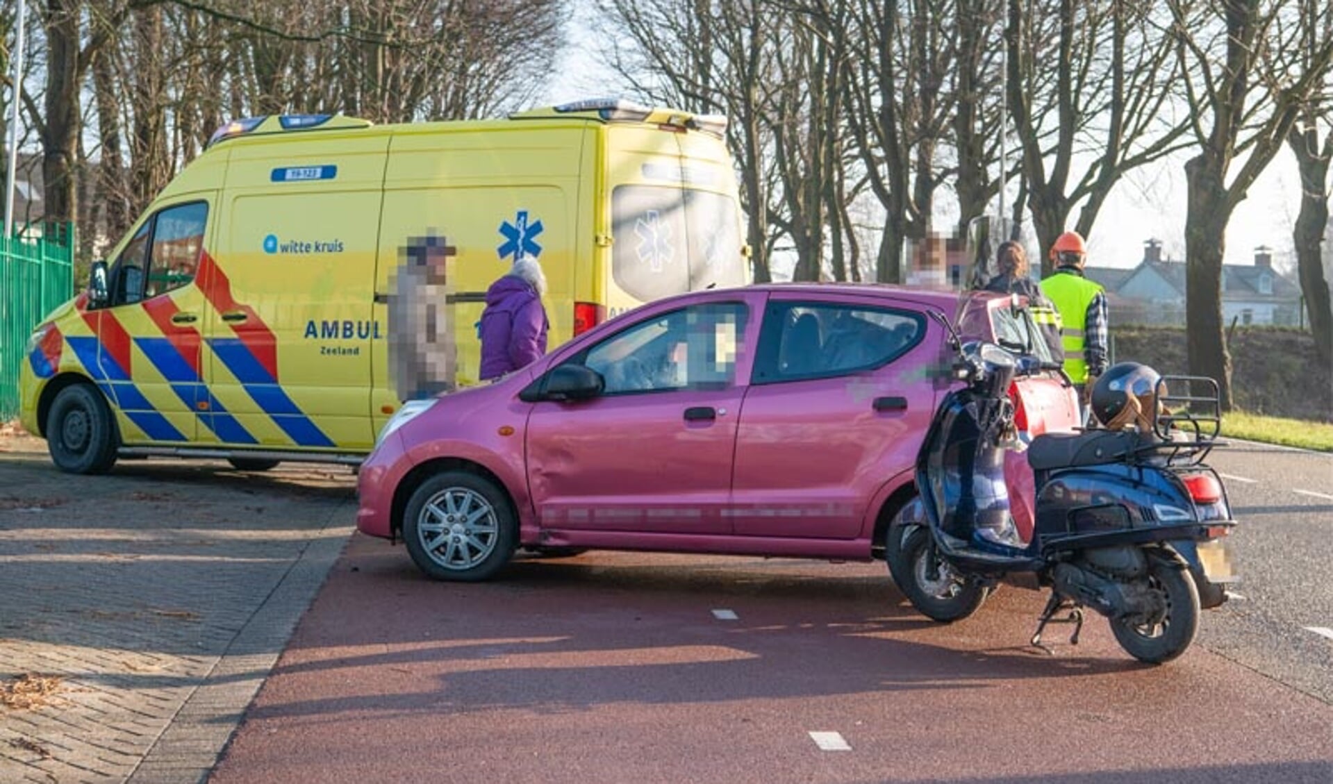 Scooter en auto in botsing op de Tholenseweg.