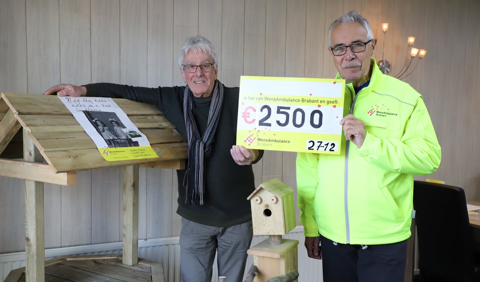 Piet Groffen overhandigt de cheque aan Peter Bogers van WensAmbulance Brabant. 