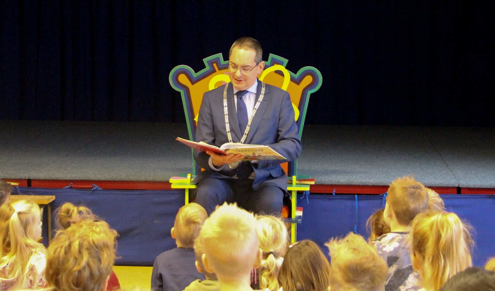 Burgemeester Steven Adriaansen leest op Fortuna voor uit boek Maximiliaan Modderman. viert een feestje!