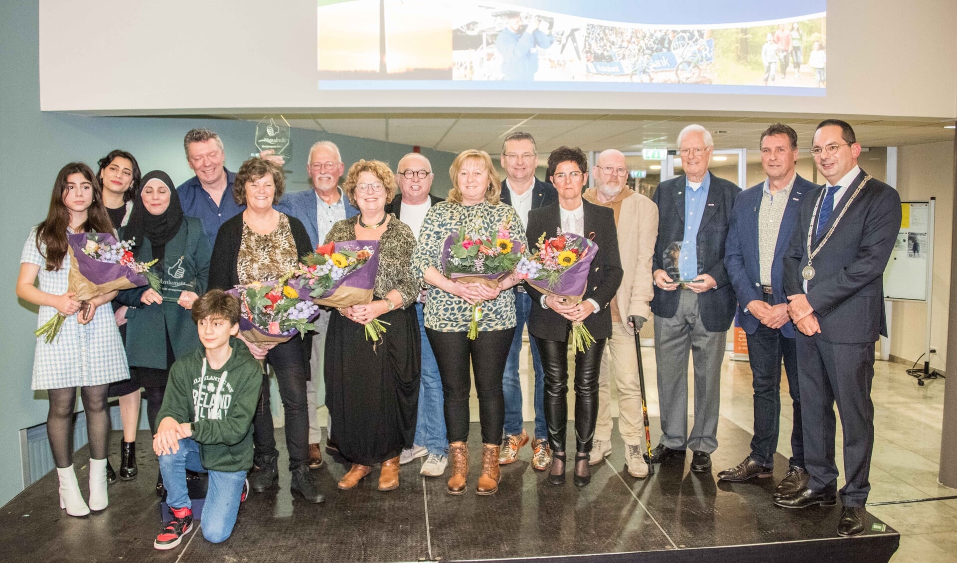 Huldiging van de winnaars van de Woensdrecht Waarderingsprijs in het gemeentehuis.