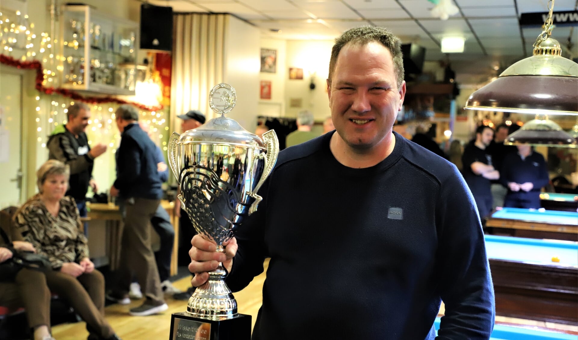 Winnaar Gradus Otto met de wisseltrofee van het Honderden-toernooi.