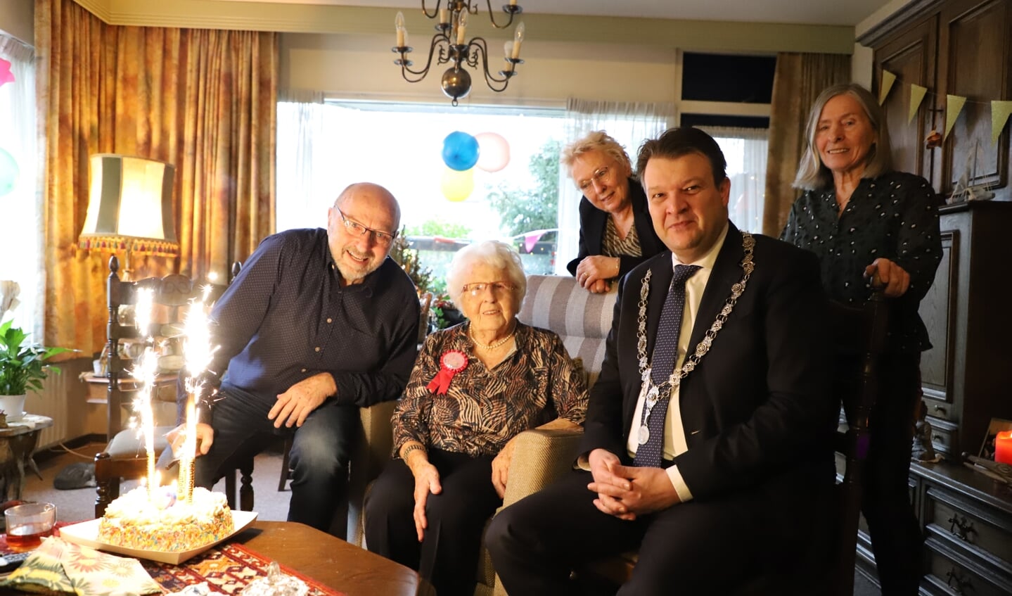 In een huiselijke sfeer werd de 102-jarige mevrouw To Hagens-Beijaarts in het bijzijn van kinderen gefeliciteerd door de burgemeester.