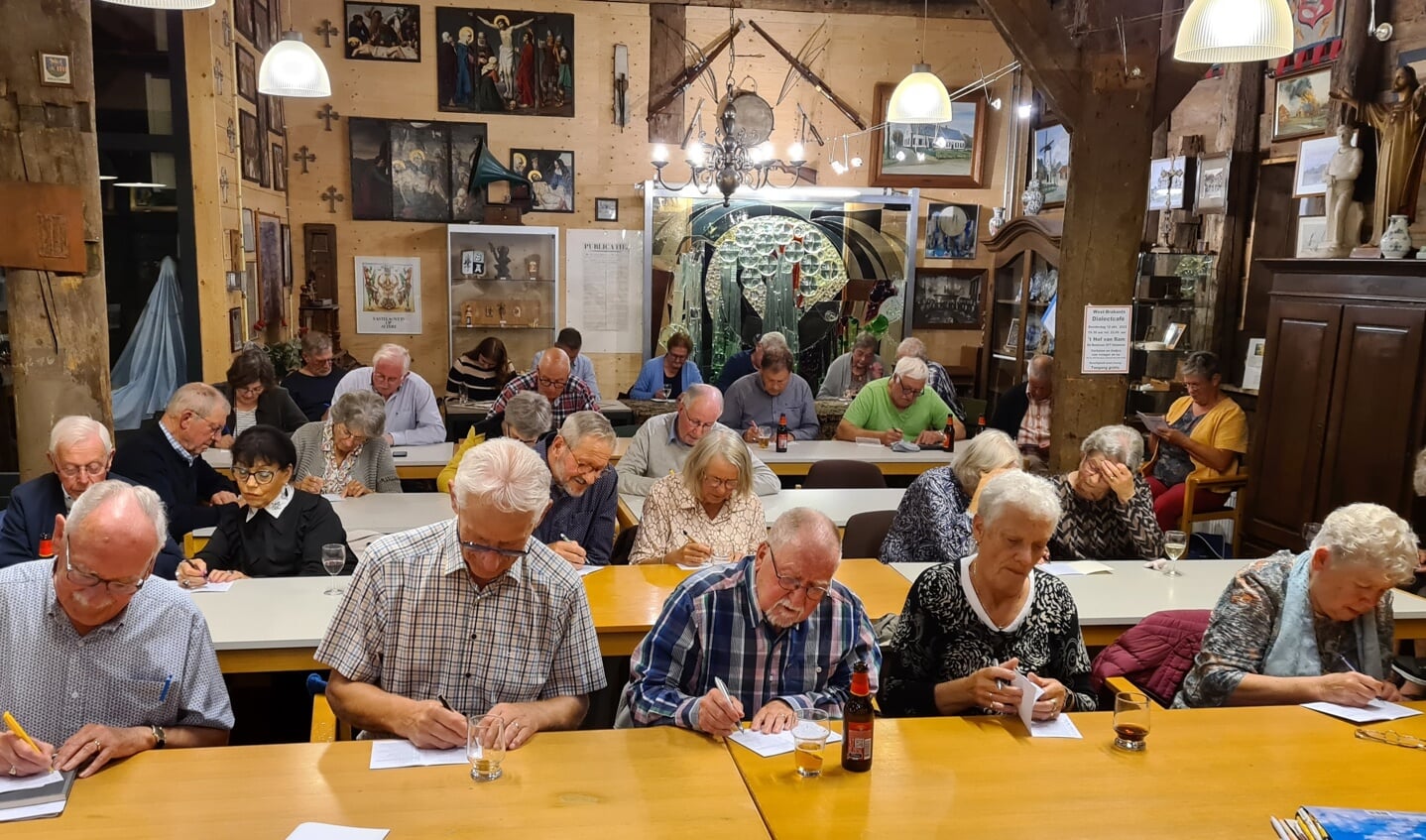 Quiz bij het West-Brabants Dialect-café in Hof van Ram Halsteren (foto: Joop van Elzakker). 
