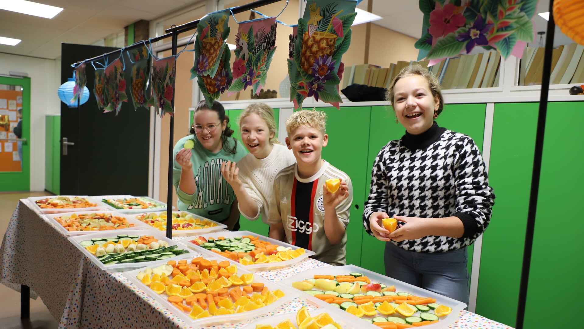 Meehelpende leerlingen bij de opening van het groente/fruitbuffet op basisschool De Springplank.