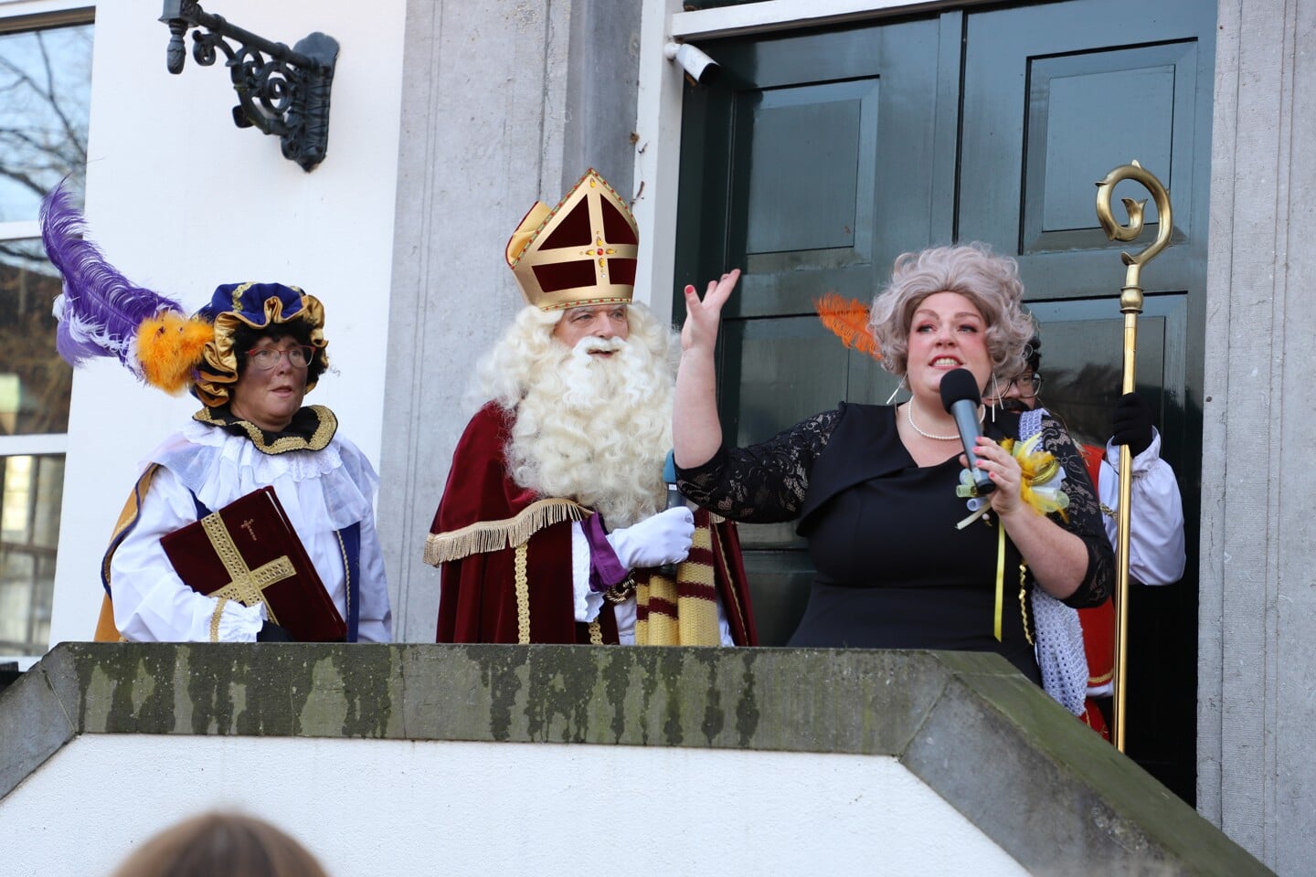 Sinterklaas wachtte een verrassende ontvangst in Wouw waar een deftige dame zijn witte paard 'Ozosnel' wilde kopen.