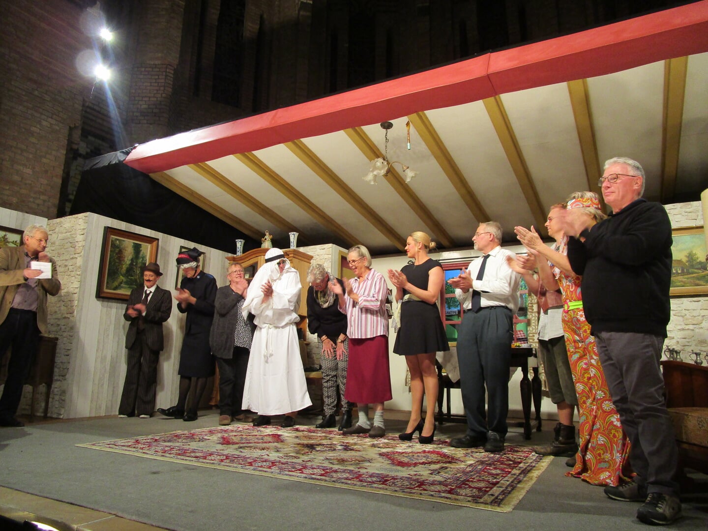 Het gehele toneelgezelschap bij de succesvolle opvoering in Dorpshuis De Schalm.