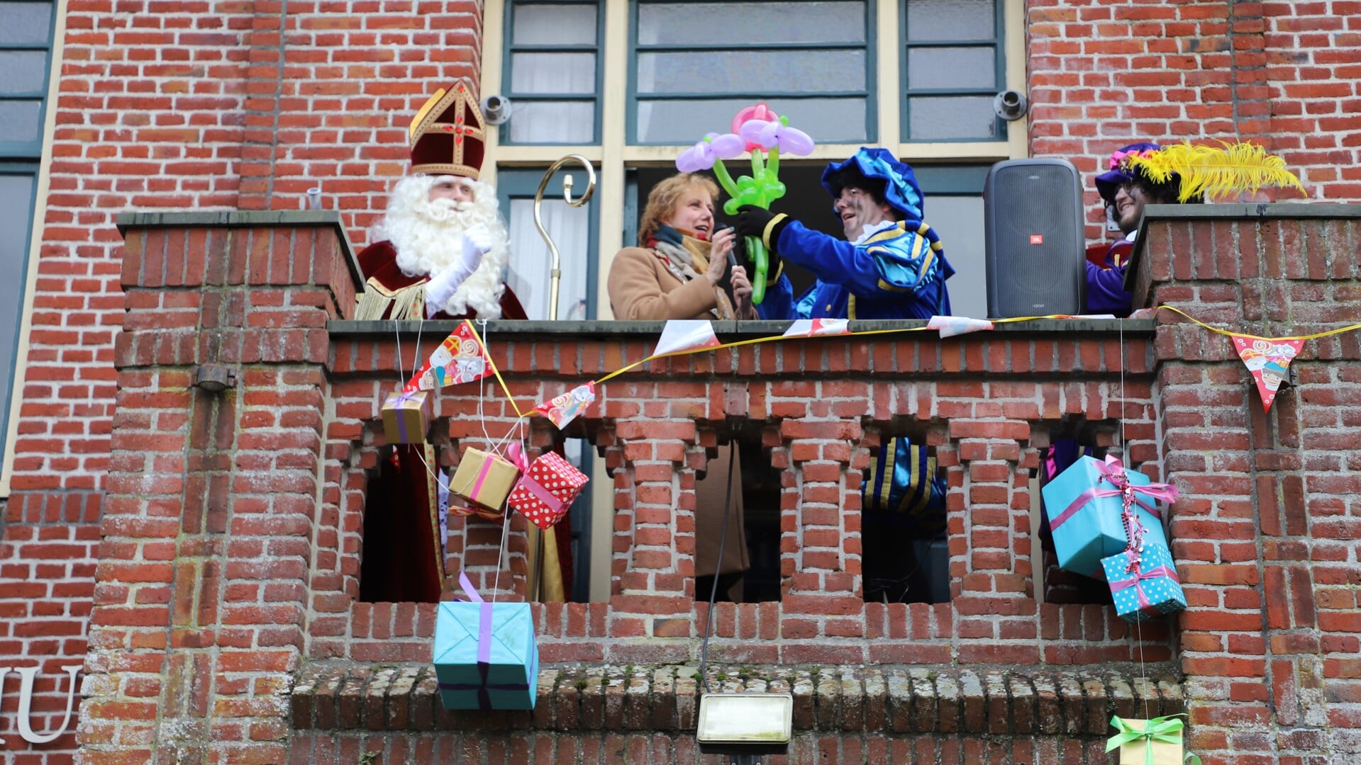 Sinterklaas werd in Lepelstraat hartelijk verwelkomd door burgemeester Margo Mulder die een boeket 