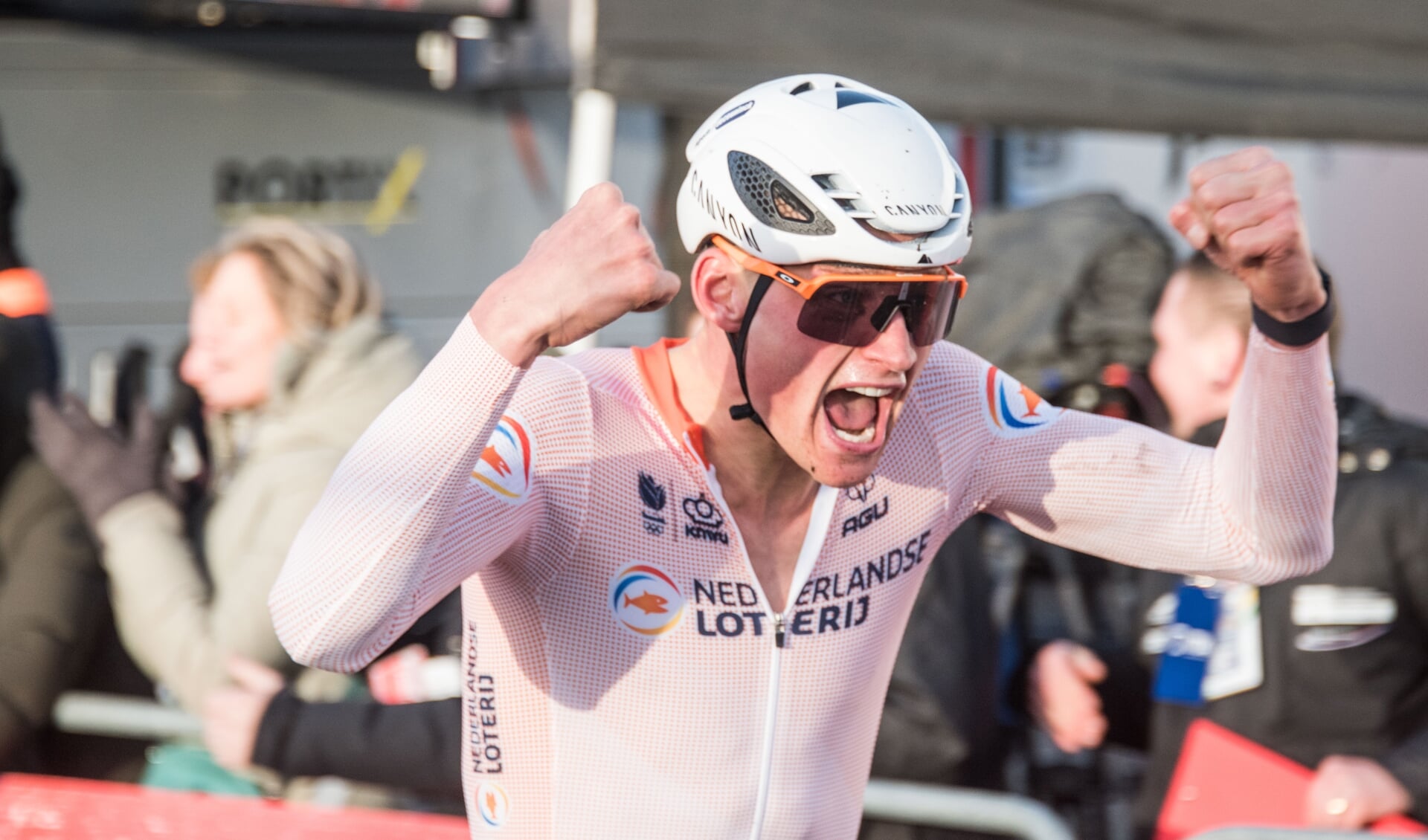 Een uitzinnige Mathieu van der Poel wint zijn vijfde wereldtitel, in Hoogerheide.