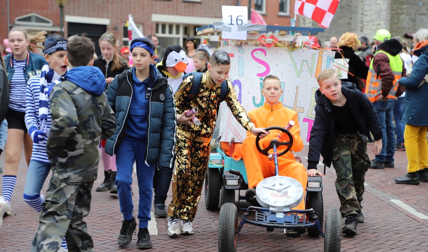 Carnaval Paplaand Wouw intocht Prins met scholenoptocht.