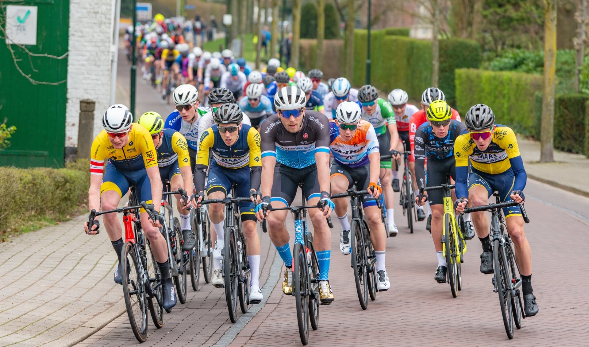 Ronde van Woensdrecht openingswedstrijd Brabantse Wal Wielerevents. 