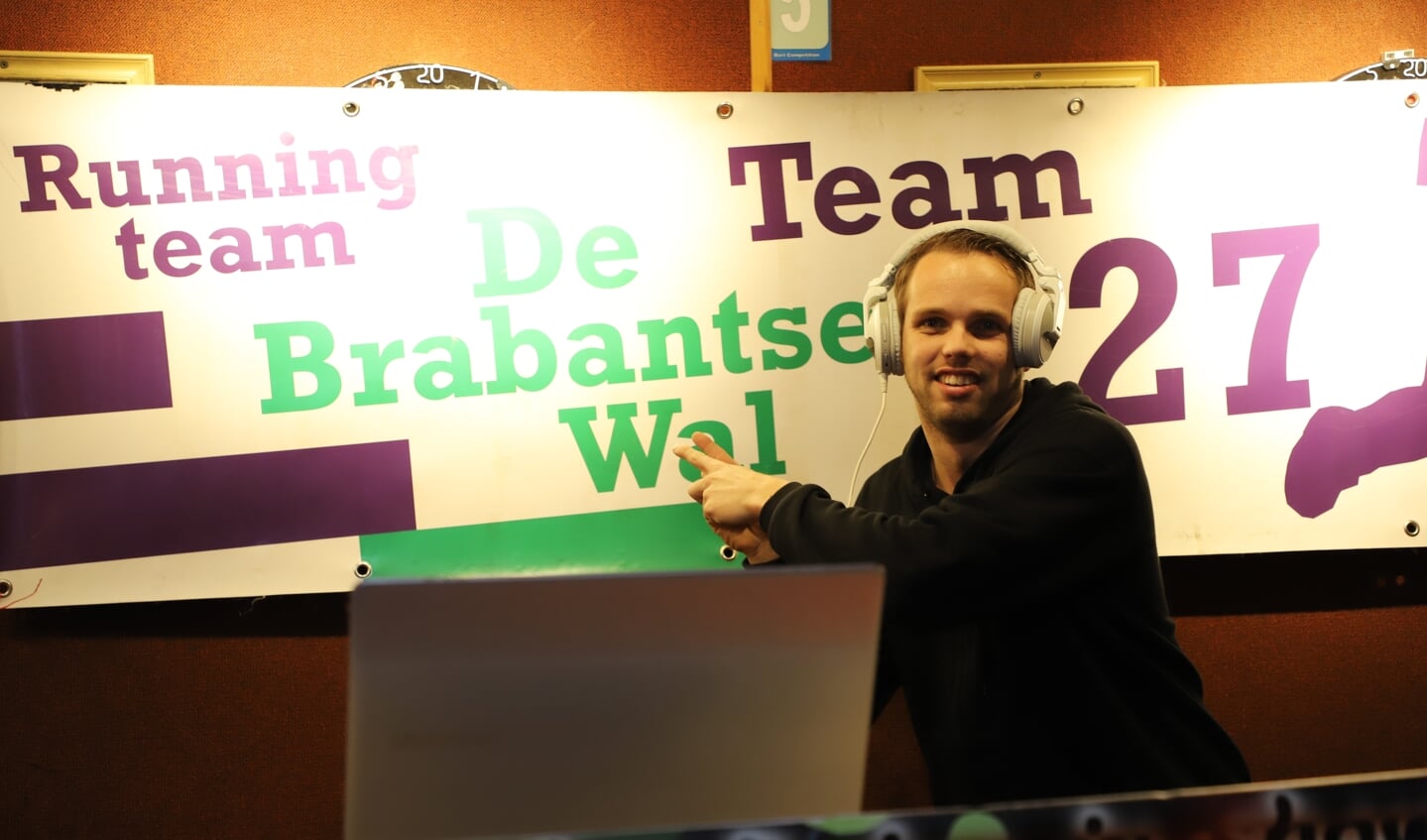 Leden van Runningteam De Brabantse Wal actief tijdens de mosselavond.